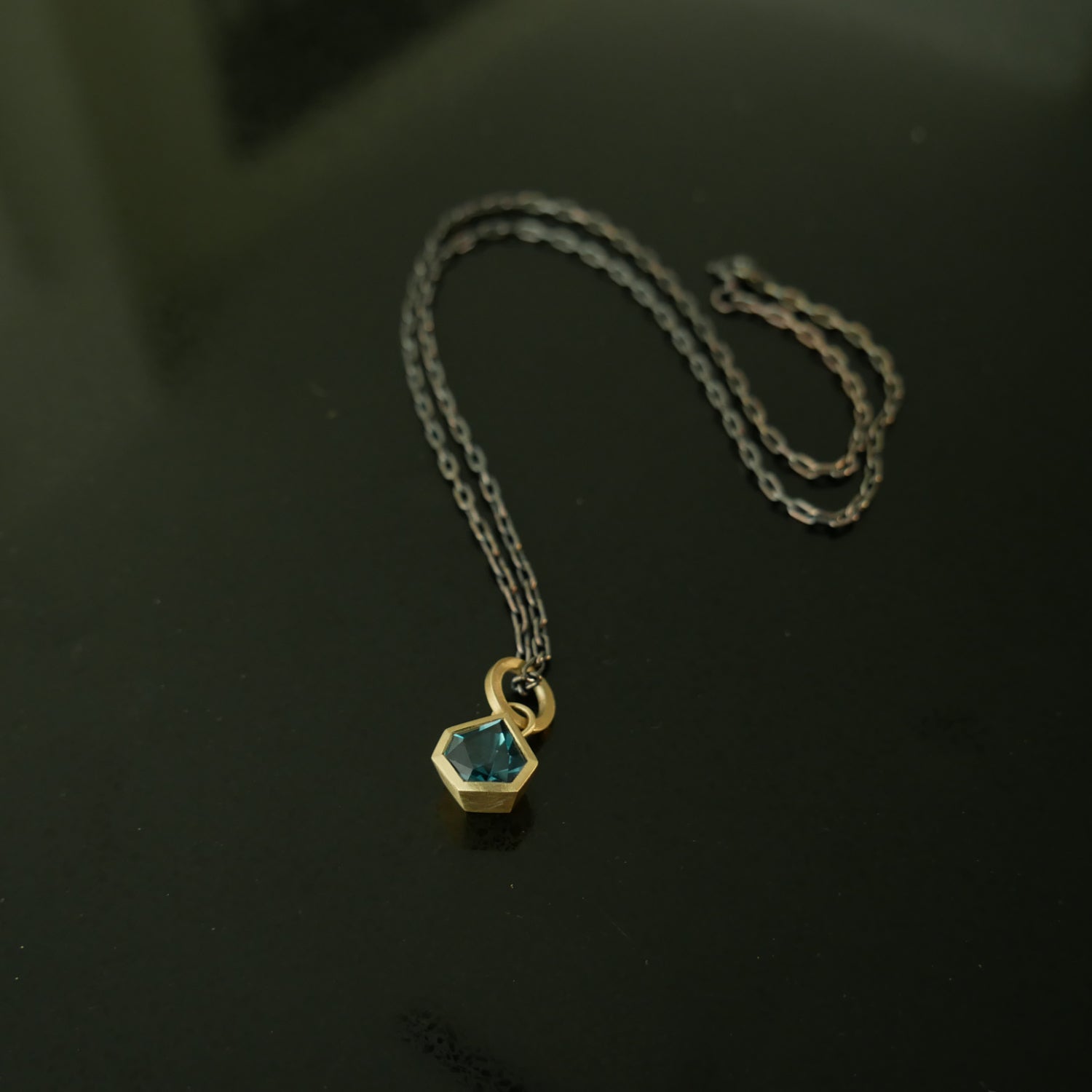 9ct gold London blue geometric pendant