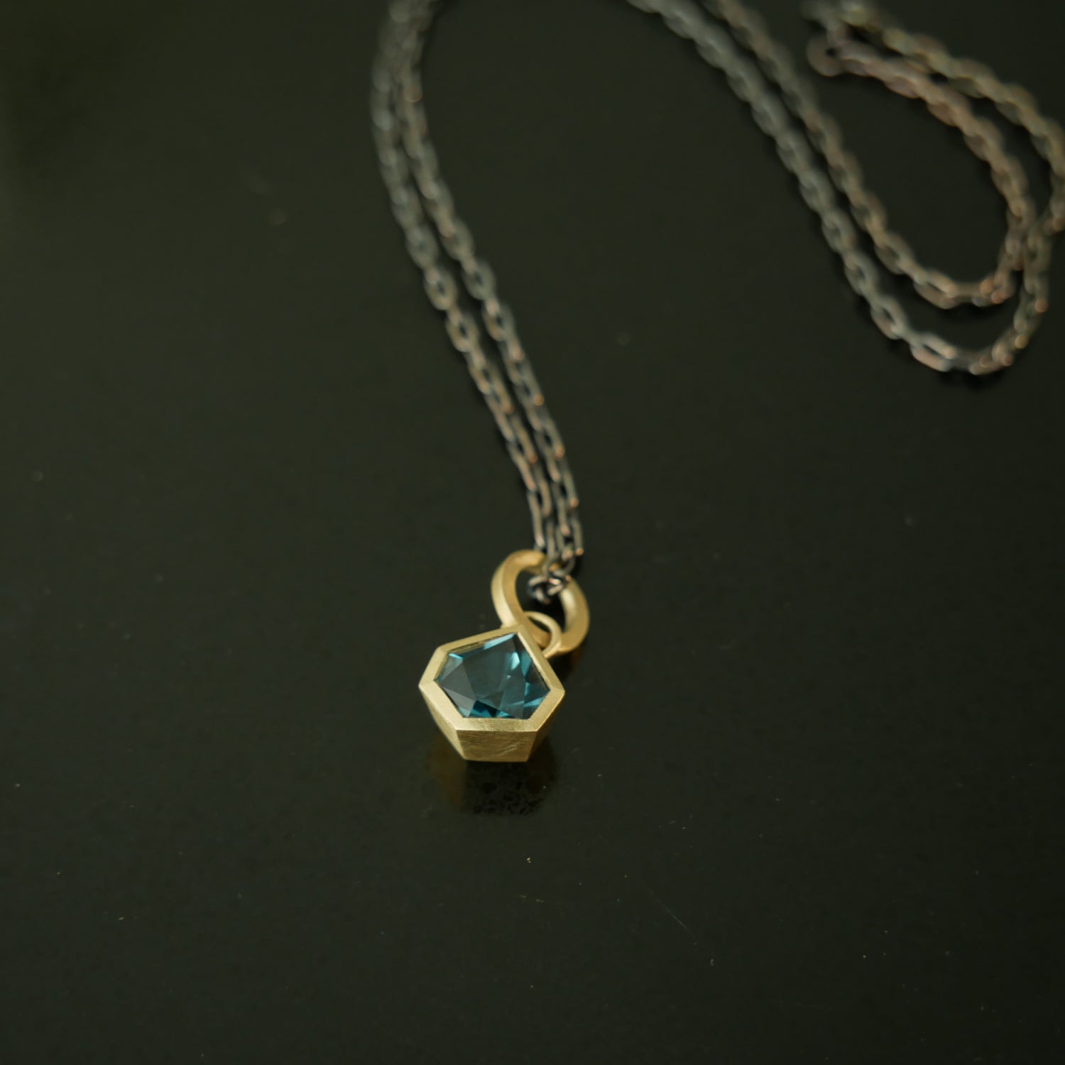 9ct gold London blue geometric pendant