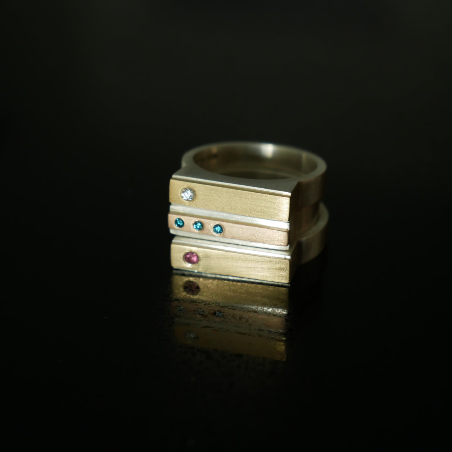 silver and gold geometric rins