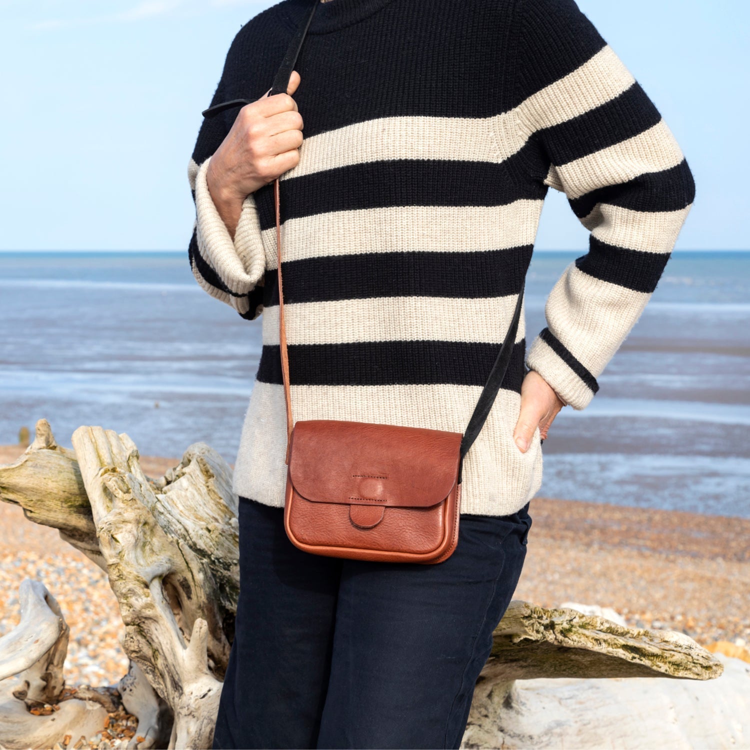 the edie essential leather bag in tan