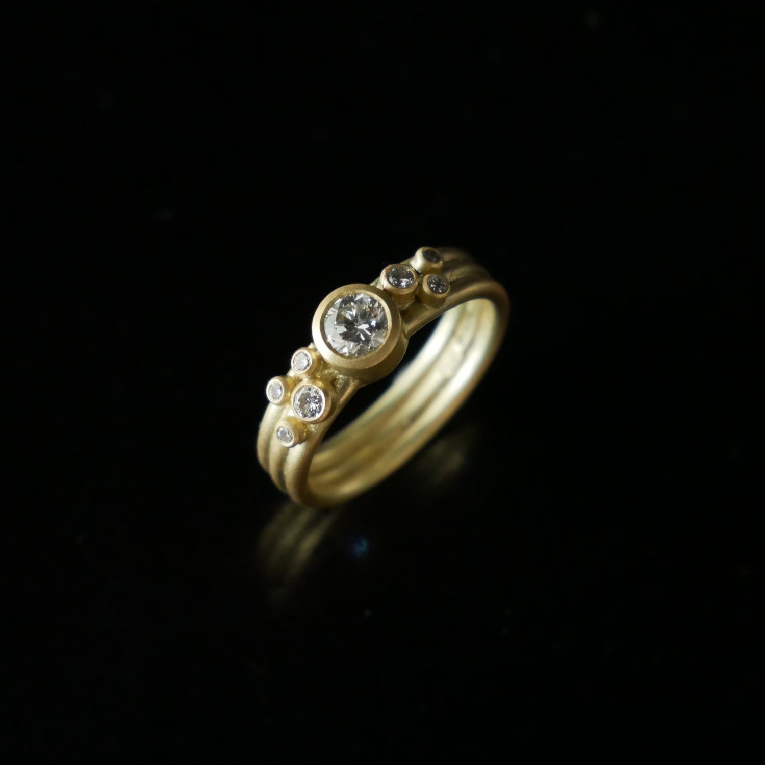 18ct gold scattered ring with 40pt diamond