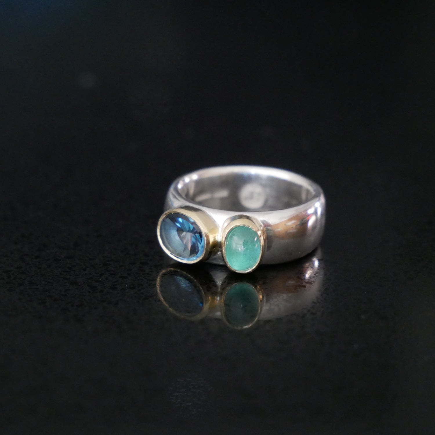 Wide and gold silver ring with Topaz and Emerald