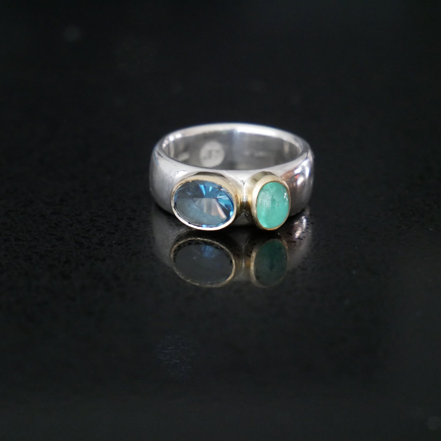 Wide and gold silver ring with Topaz and Emerald