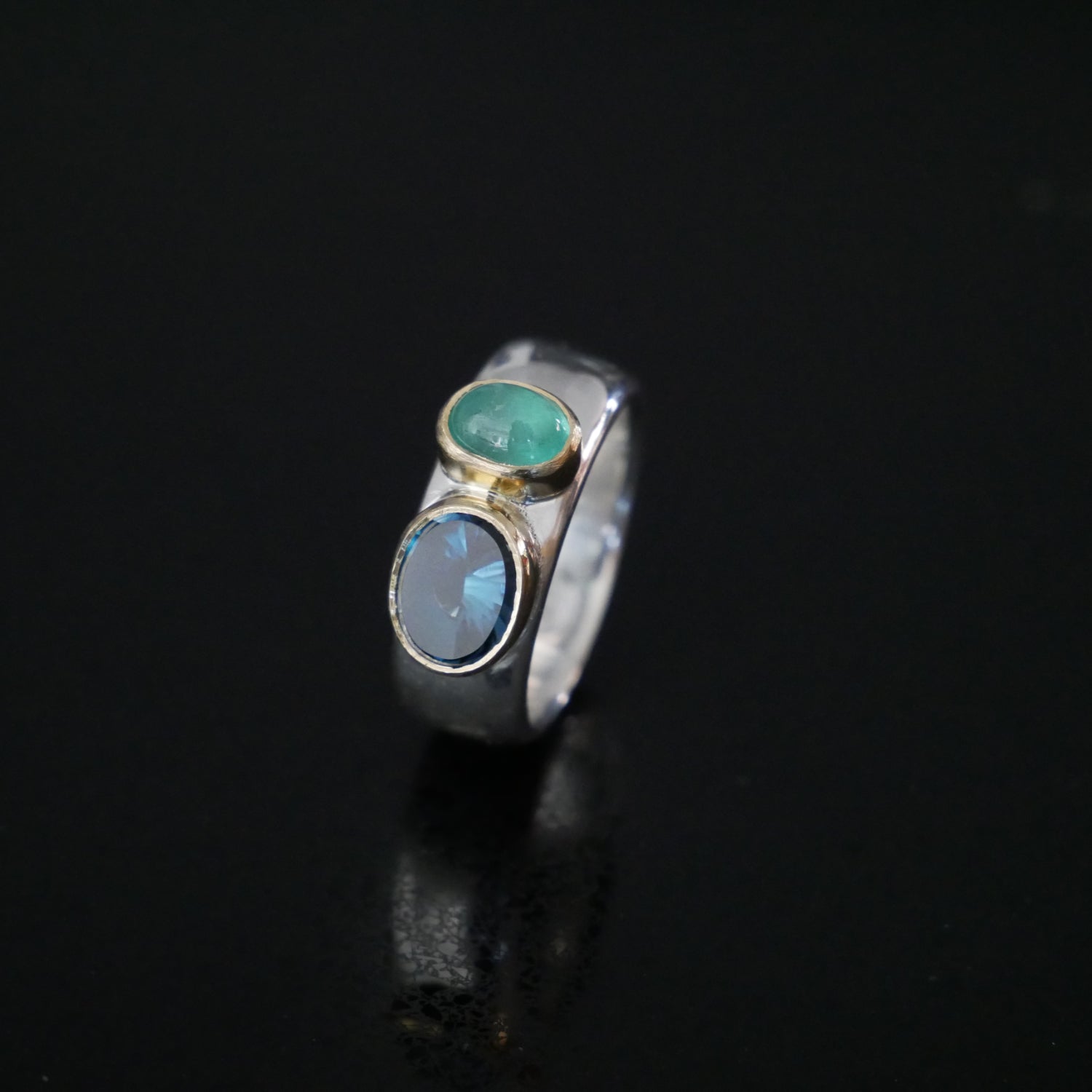 Wide and gold silver ring with Topaz and Emerald