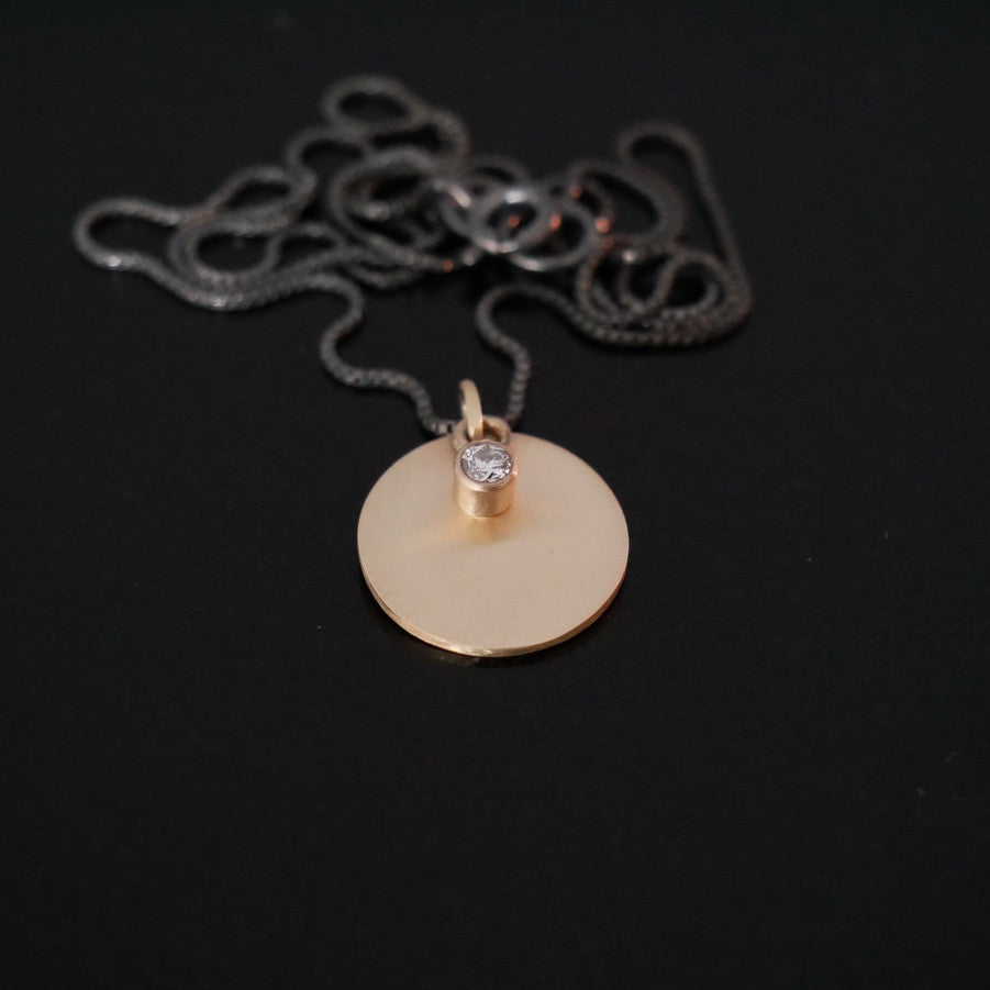 simple gold disc necklace