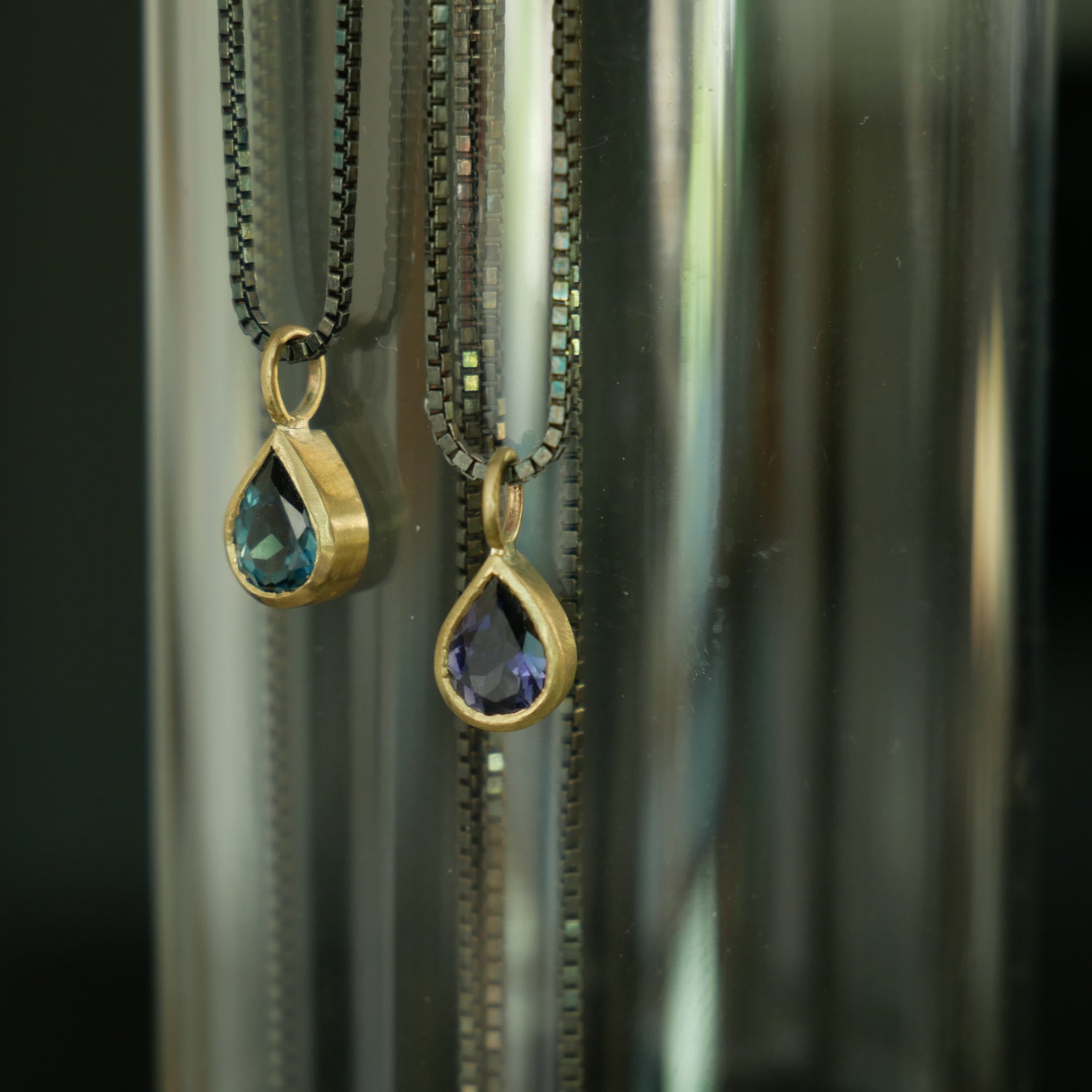 Tiny 9ct gold drop pendant