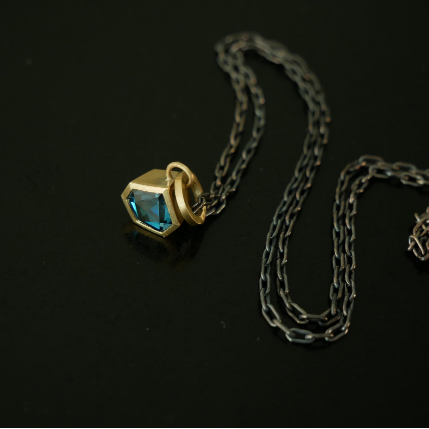 9ct gold London blue geometric pendant