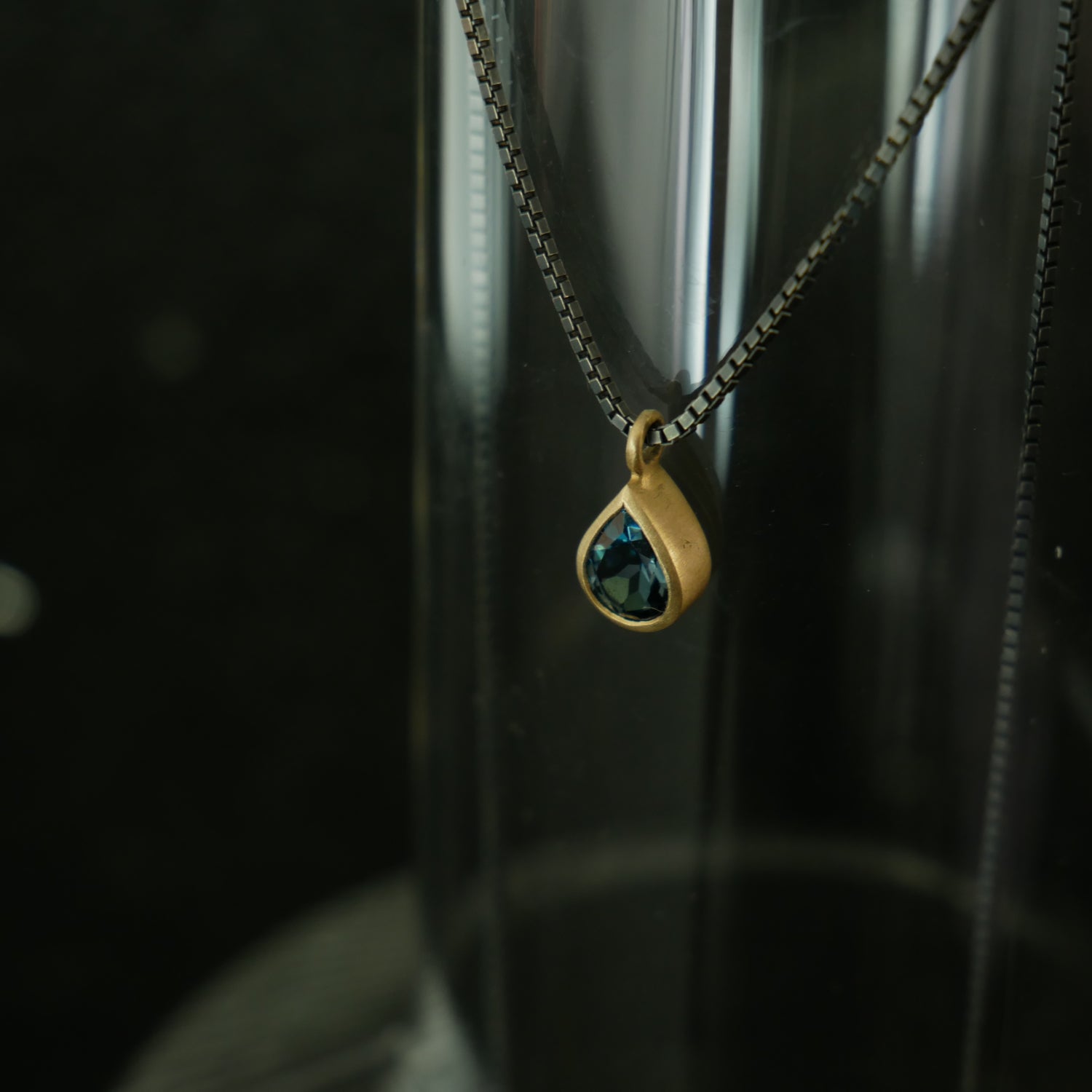 9ct gold tear drop topaz pendant