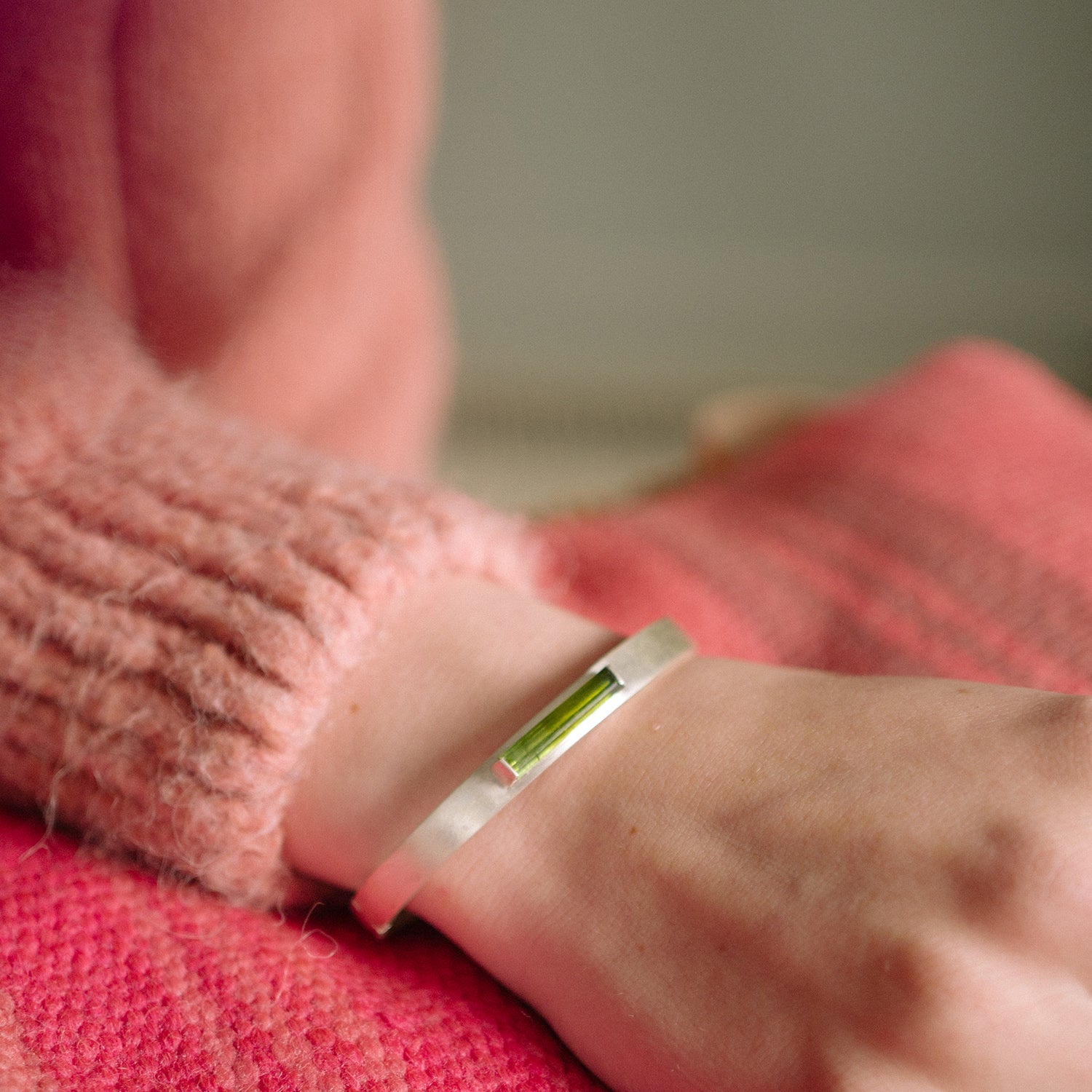 Silver hinged bracelet with green tourmaline