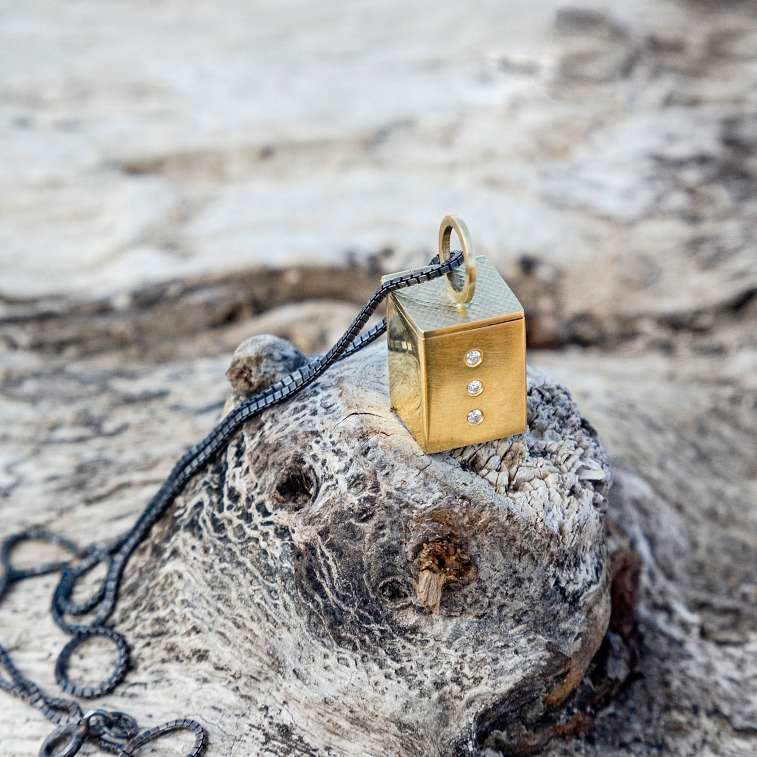 18ct gold box pendant