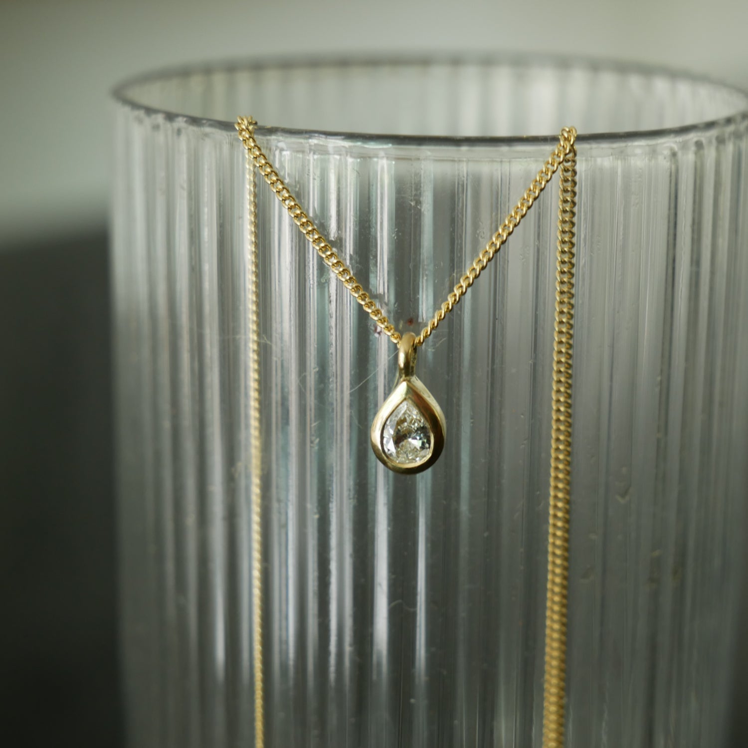 18ct gold diamond drop pendant