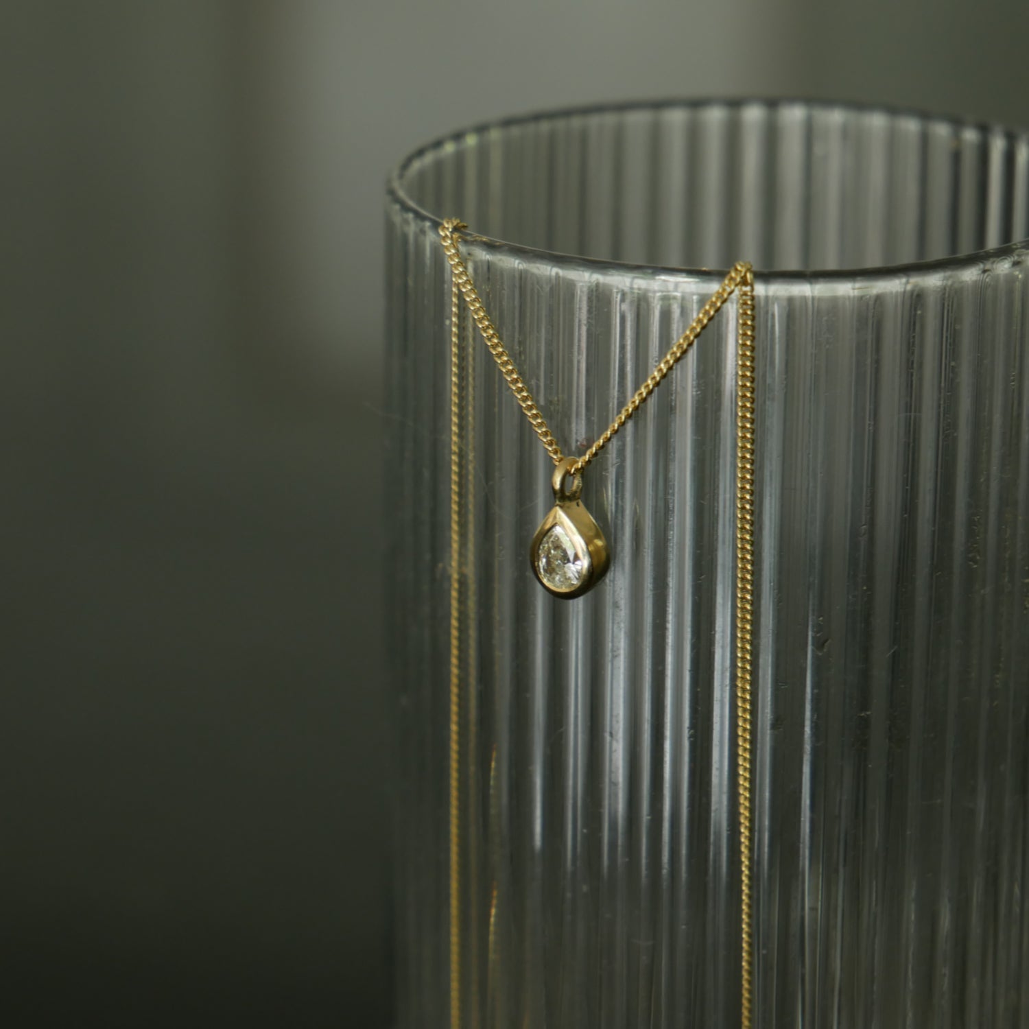 18ct gold diamond drop pendant