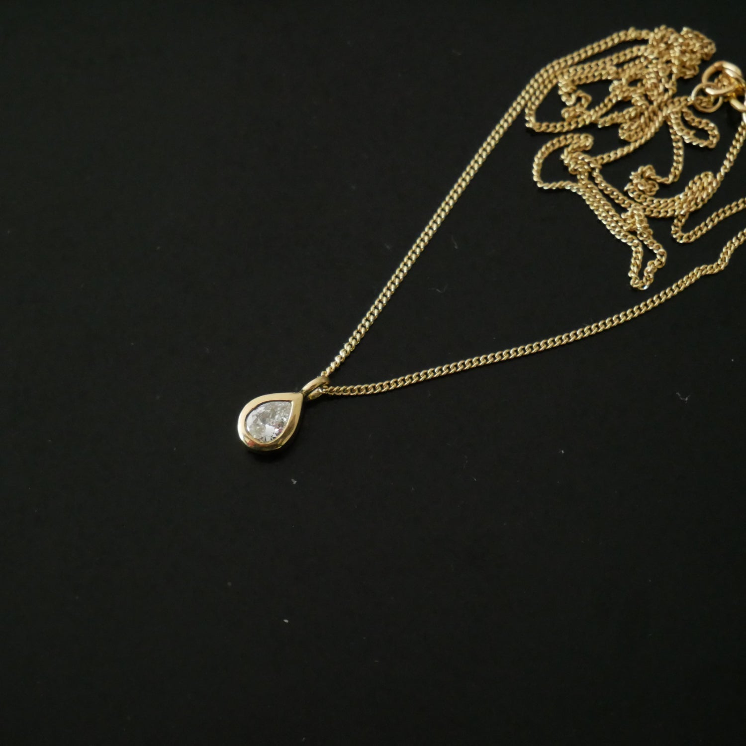 18ct gold diamond drop pendant