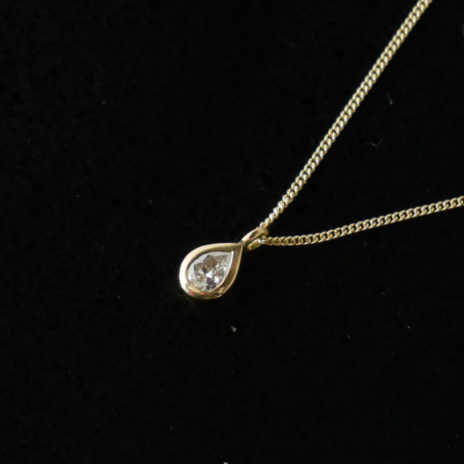 18ct gold diamond drop pendant