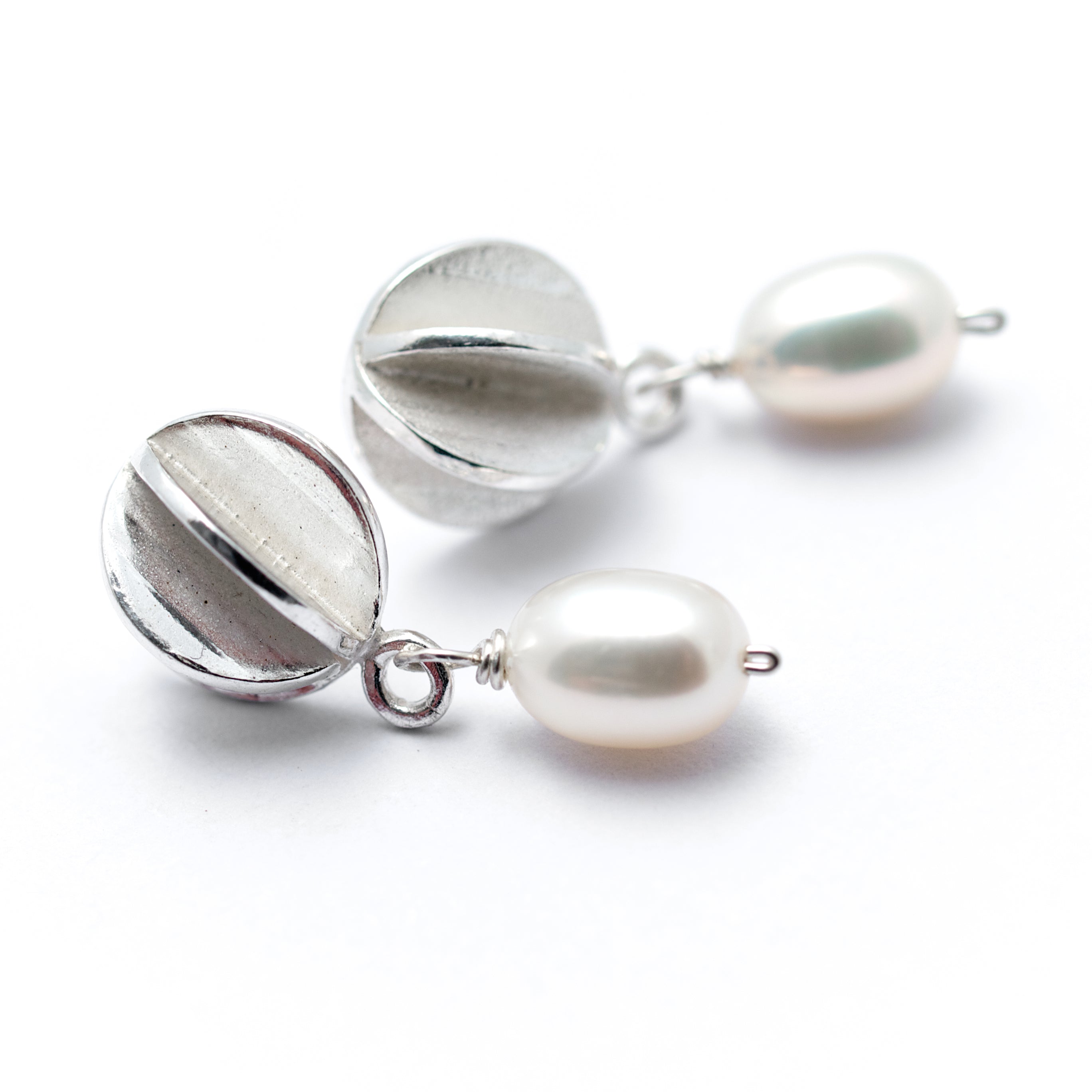 round pod stud with pearl