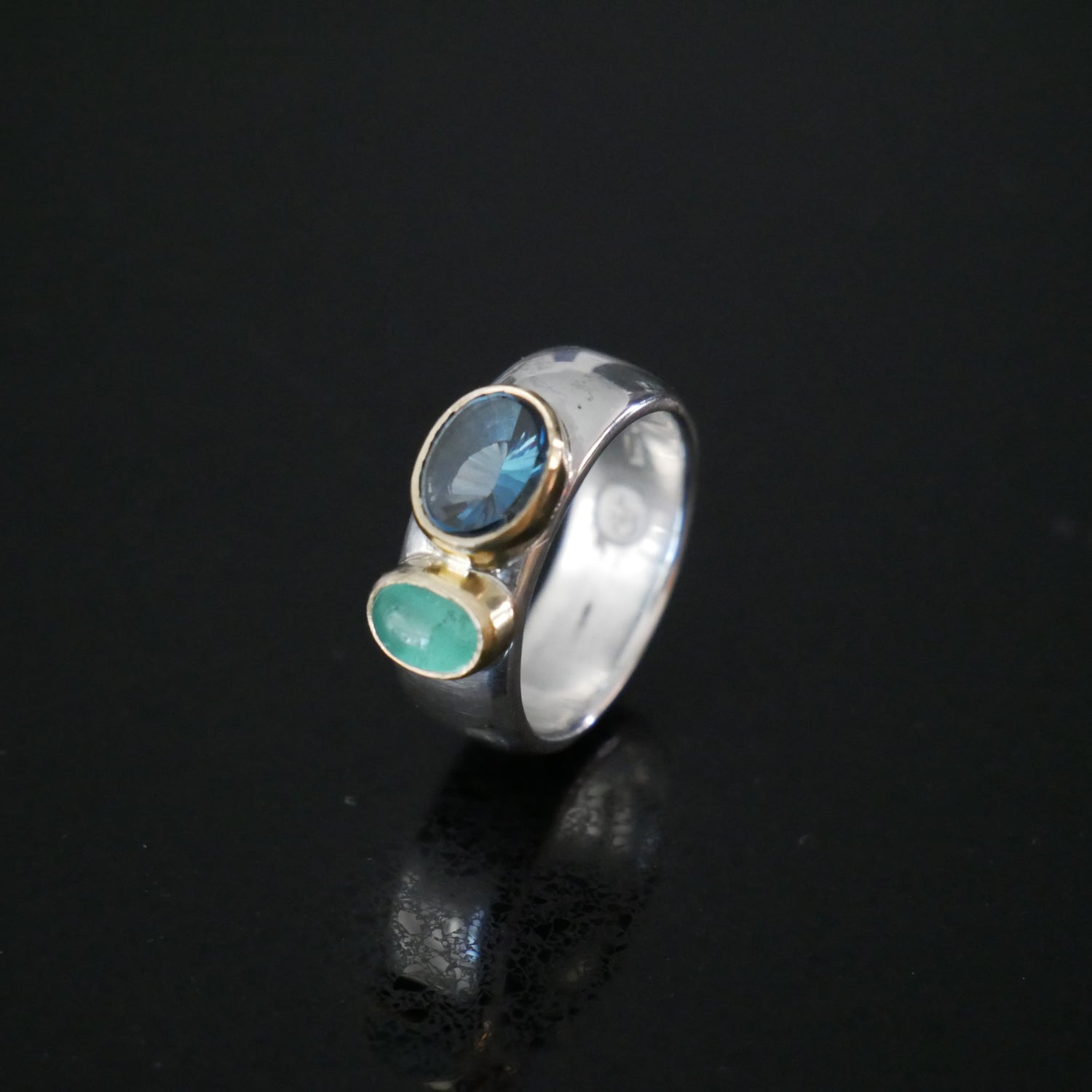 Wide and gold silver ring with Topaz and Emerald