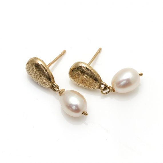 9ct gold pebble studs with creamy white pearl drop