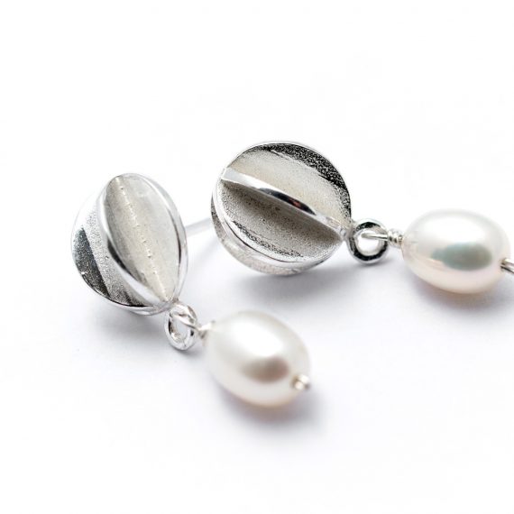 Silver round pod stud earring with pearl