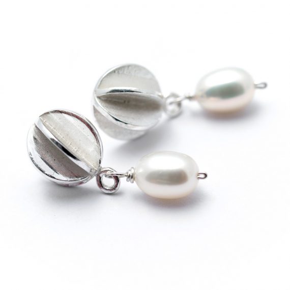 Silver round pod stud earring with pearl