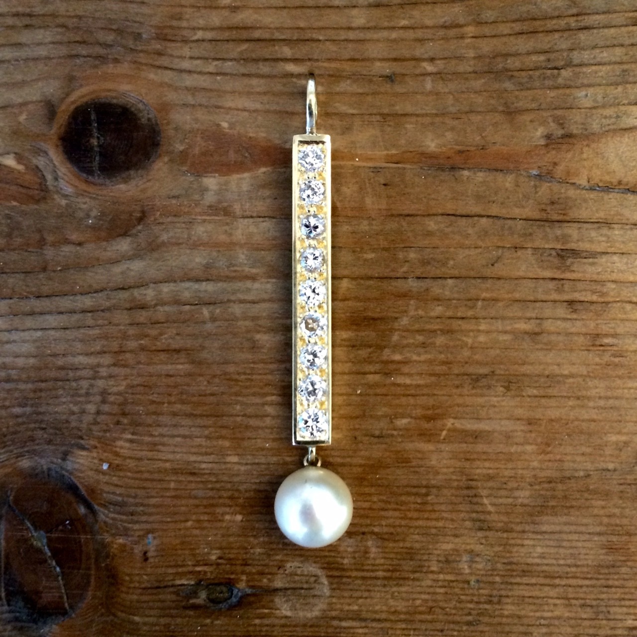 diamond and pearl pendant set in 18ct gold, thread and grain setting