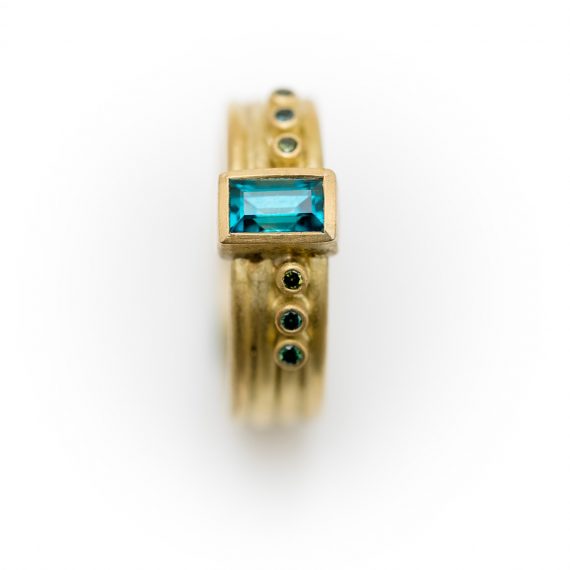 18ct gold ring with zircon