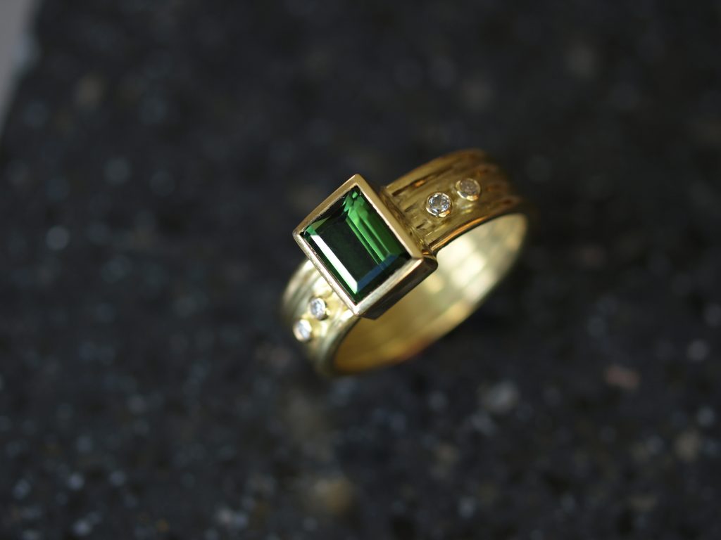 18ct gold and tourmaline ring