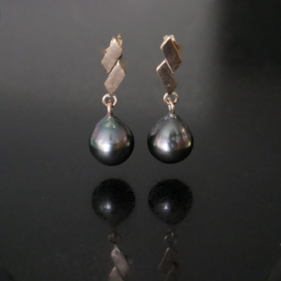 9ct gold Tahitian pearl earrings