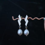silver zigzag stud earring with pearl