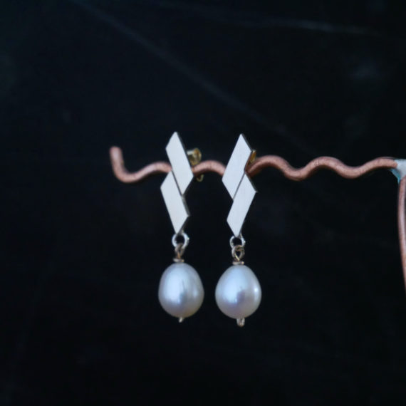 silver zigzag stud earring with pearl