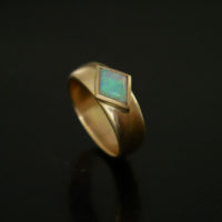 18ct chunky gold ring with opal